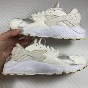 Nike Huaraches “triple white”